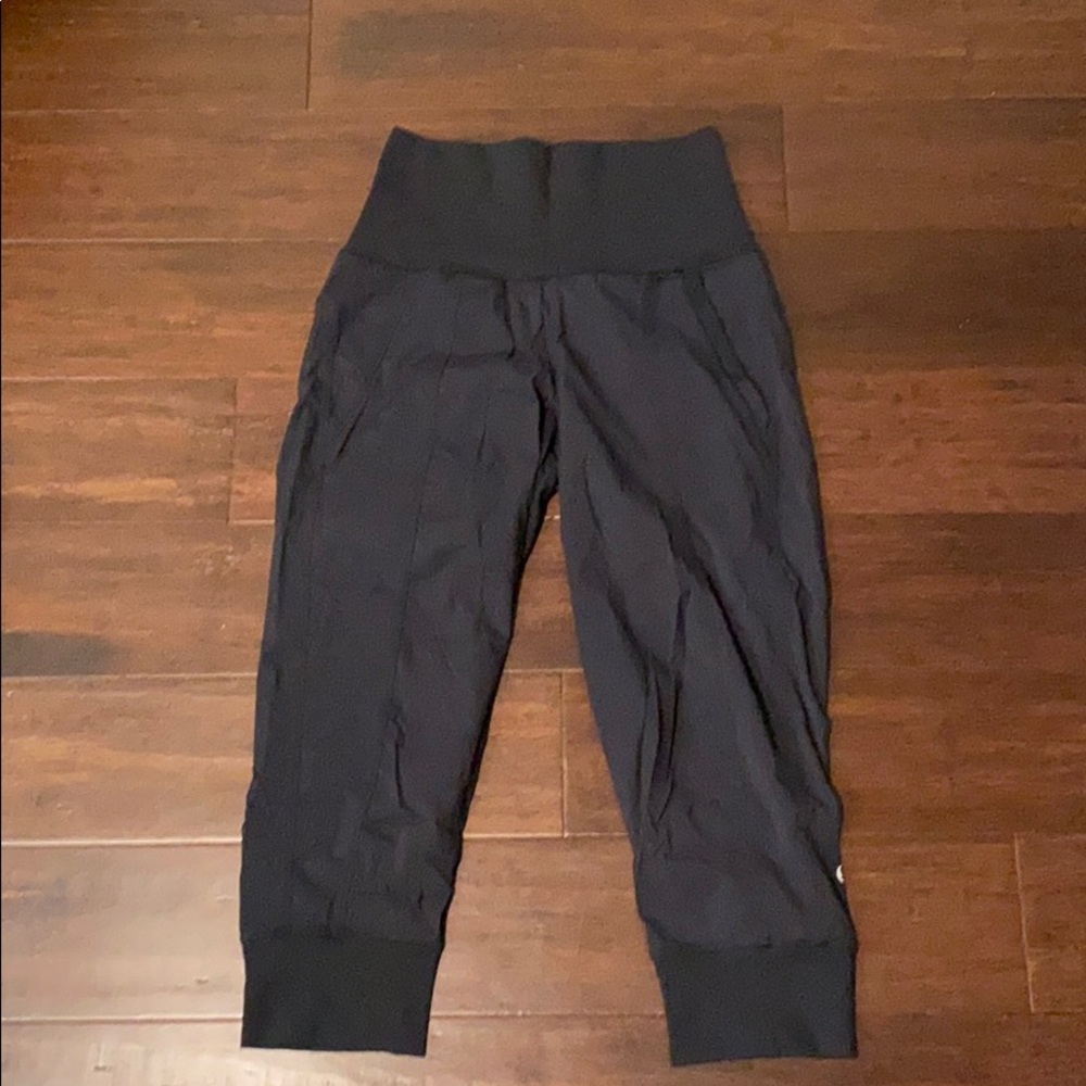 Black lulu lemon capris